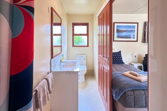 Motel Top 15 bathroom